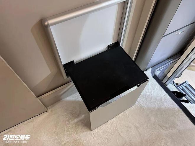 比音效览众山海炮高阶房车亮相大承载房车专用底盘星空顶+杜(图9)